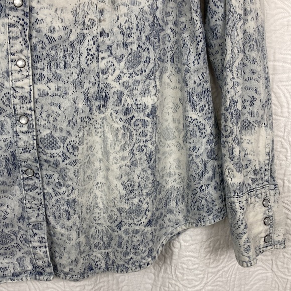 IJeans by Buffalo Women’s Chambray Lace Print Pearl Snap Western Shirt sz Large - Picture 6 of 13